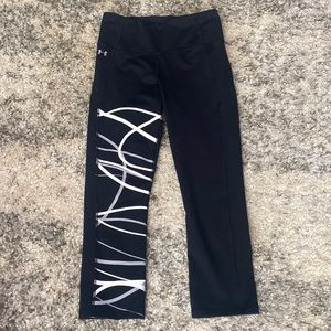 NEW. Under Armour fitted (Heatgear), athletic leggings. Size Medium.